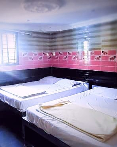 Royal Suite room at Megamalai Kubendiran Resort with hill view
