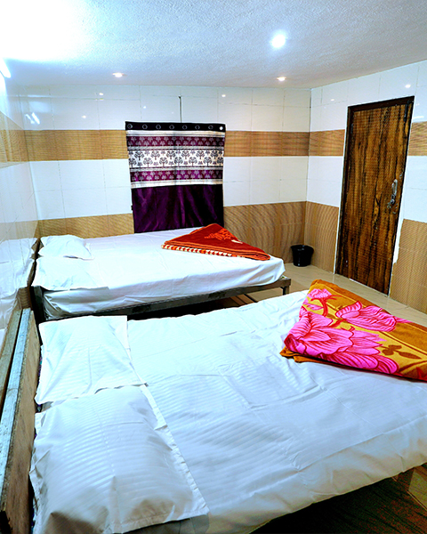 Clean single room in Megamalai hills resort